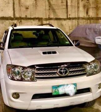 SELLING TOYOTA FORTUNER 4x4 V 2005-1