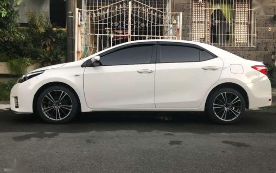 Selling Toyota Altis 1.6E 2015-6