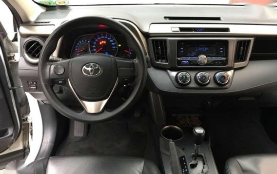 Toyota RAV4 Premium 4x2 AT 45km 1st owner 2014 model pearl white-3