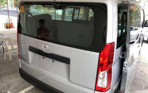 Toyota Hiace Commuter Deluxe 2019-8