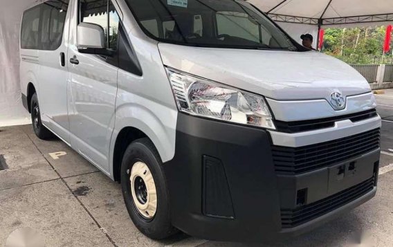 Toyota Hiace Commuter Deluxe 2019-6