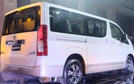 Toyota Hiace Commuter Deluxe 2019-2