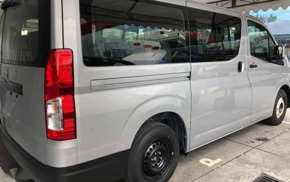 Toyota Hiace Commuter Deluxe 2019-7