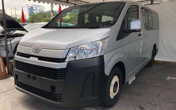 Toyota Hiace Commuter Deluxe 2019-5