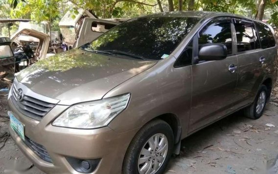 For sale TOYOTA Innova E 2012 model manual transmission