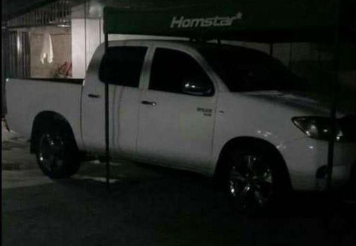 Toyota Hilux 4x2 2007 model for only 465k!-4