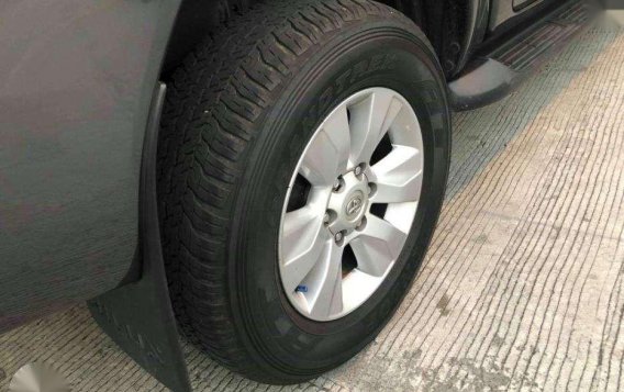 Toyota Hilux 2017, 2.4L 4x2 G A/T,  Metallic Gray-2