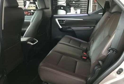 Toyota Fortuner 2.4 4X2 V Dsl AT 2019 for sale-3