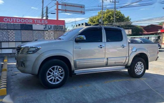 For sale Toyota Hilux 4x4 automatic 2015