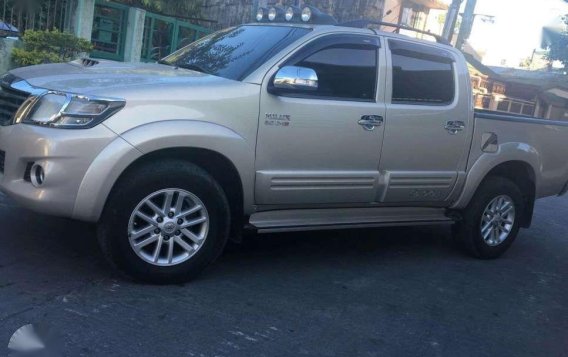 For sale Toyota Hilux 4x4 automatic 2015-3