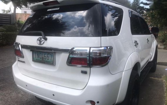 Toyota Fortuner V 2011 for sale-4