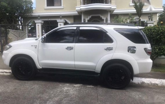 Toyota Fortuner V 2011 for sale-3