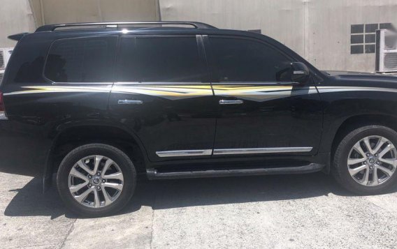 Selling 2nd Hand (Used) Toyota Land Cruiser 2018 in Pasig-3