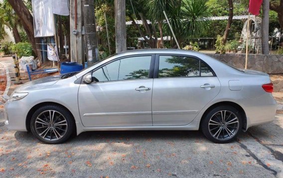 Selling 2nd Hand (Used) Toyota Corolla Altis 2013 in Makati-1