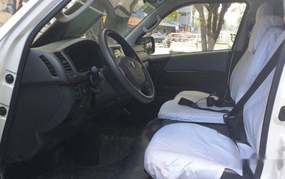 White Toyota Hiace 2014 at 41367 km for sale in Marikina-6