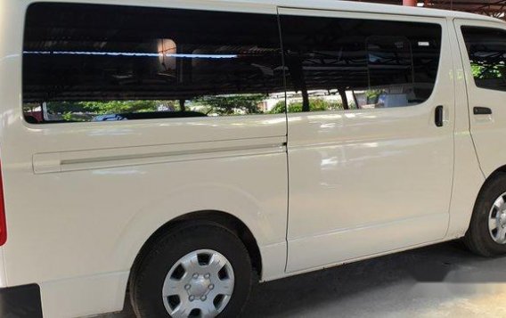 Selling White Toyota Hiace 2017 in Quezon City-3