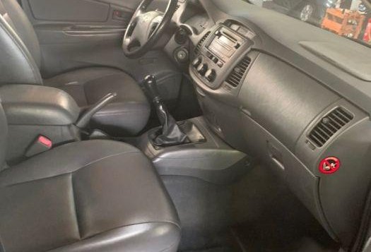 Silver Toyota Innova 2014 Manual Diesel for sale in Quezon City-2