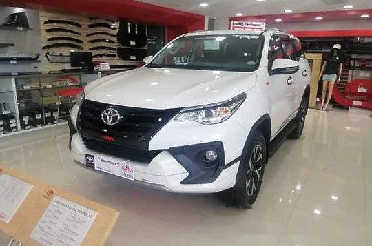 Selling White Toyota Fortuner 2019 -1