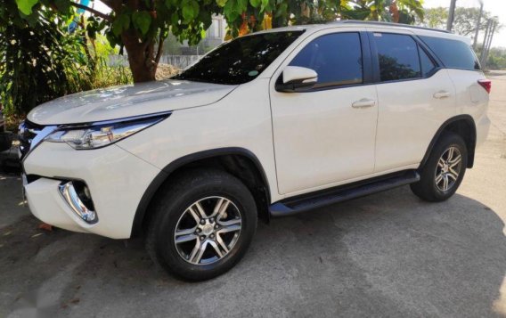 Selling White Toyota Fortuner 2017 in Marikina-2
