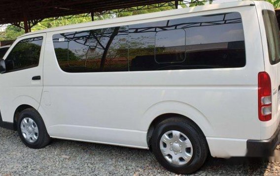 Selling White Toyota Hiace 2017 in Quezon City-2