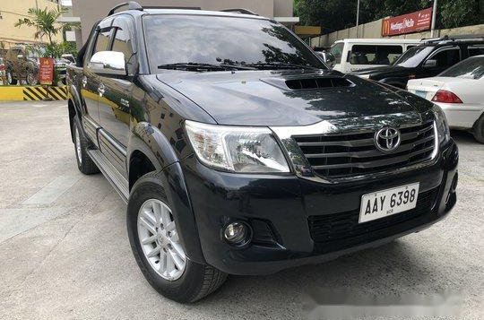 Selling Black 2014 Toyota Hilux at 100000 km 