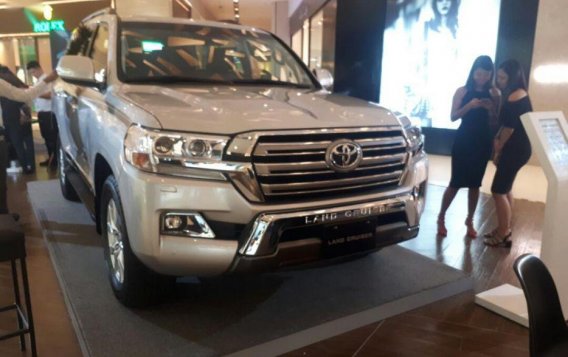 Selling New Toyota Land Cruiser 2019 in Makati-1