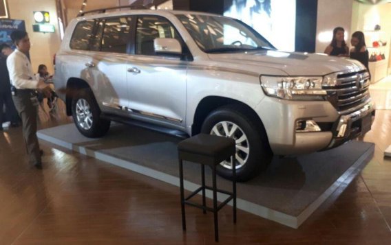 Selling New Toyota Land Cruiser 2019 in Makati-2