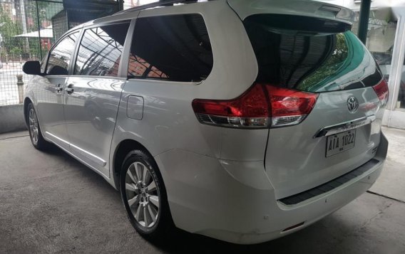 Selling 2nd Hand Toyota Sienna 2015 Automatic Gasoline at 20000 km in Quezon City-11