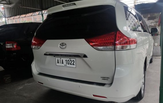 Selling 2nd Hand Toyota Sienna 2015 Automatic Gasoline at 20000 km in Quezon City-9