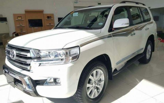 Selling New Toyota Land Cruiser 2019 Automatic Diesel in Makati-7