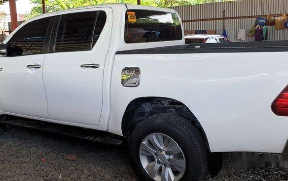 Selling White Toyota Hilux 2016 at 8800 km in Quezon City-3