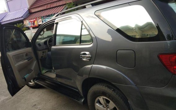 Selling Toyota Fortuner 2005 Automatic Gasoline in Las Piñas-9