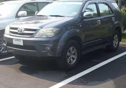 Selling Toyota Fortuner 2005 Automatic Gasoline in Las Piñas-1