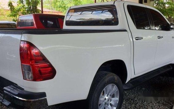 Selling White Toyota Hilux 2016 at 8800 km in Quezon City-2