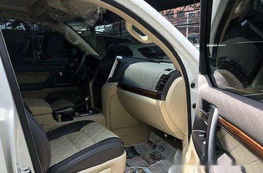 White Toyota Land Cruiser 2018 Automatic Diesel for sale in Quezon City-4