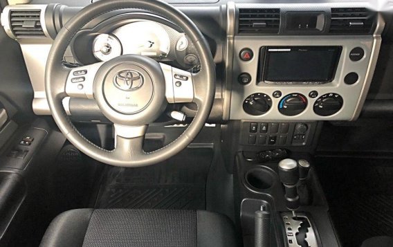 2nd Hand Toyota Fj Cruiser 2015 at 30000 km for sale-6