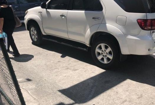 Selling White Toyota Fortuner 2006 Automatic Gasoline in Marikina-1