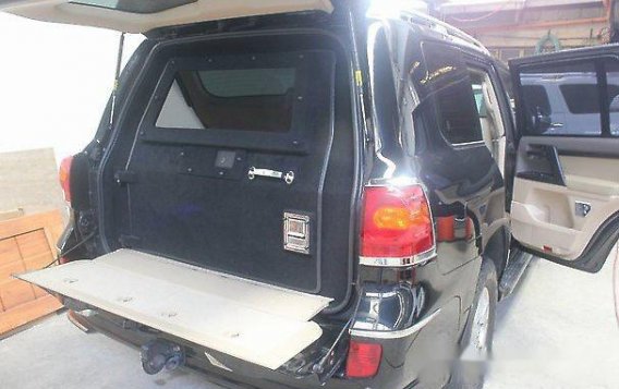 Selling Black Toyota Land Cruiser 2015 at 17000 km for sale-2