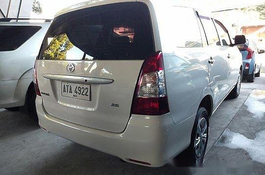 Selling White Toyota Innova 2015 for sale in Manual-2