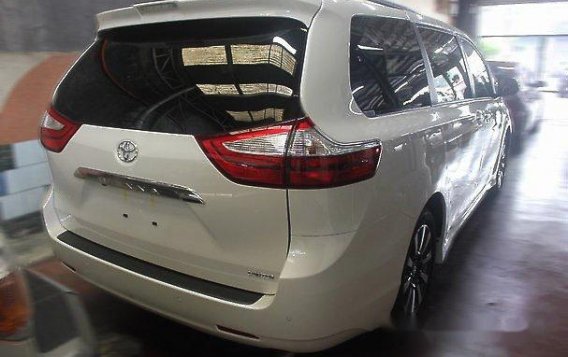 Selling White Toyota Sienna 2018 for sale-1