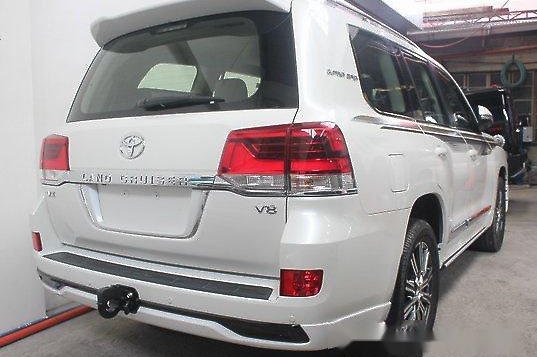 Selling White Toyota Land Cruiser 2018 Automatic Diesel for sale-1
