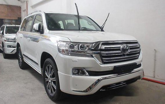 Selling White Toyota Land Cruiser 2018 Automatic Diesel for sale