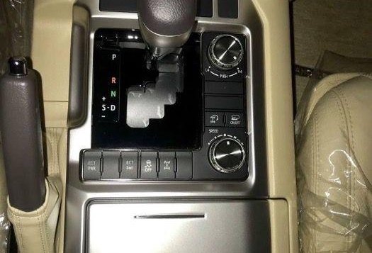 Selling 2nd Hand Toyota Land Cruiser 2017 Automatic Diesel at 400 km in Quezon City-5