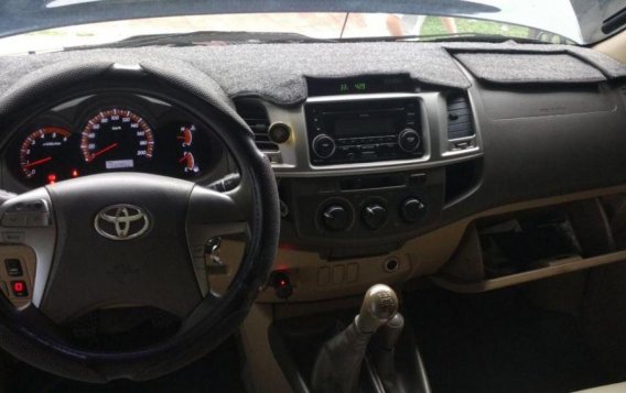 Selling Black Toyota Hilux 2012 for sale in Manual-4