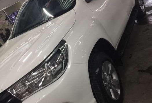 Selling White Toyota Hilux 2016 Manual Diesel in Quezon City-1