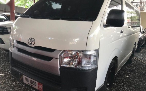 Selling White Toyota Hiace 2017 in Manual-1