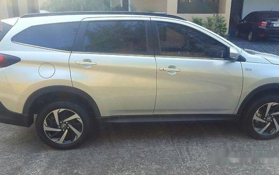 Selling Silver Toyota Rush 2018 at Gasoline Automatic-3