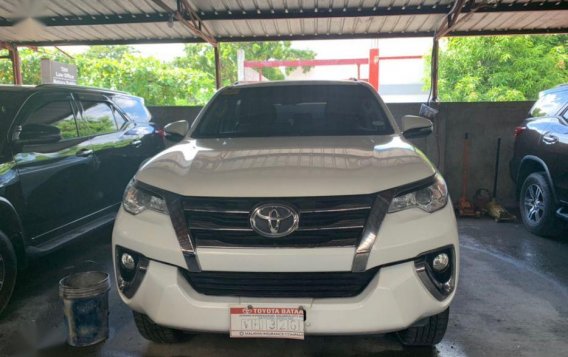 Selling White Toyota Fortuner 2017 in Quezon City-1