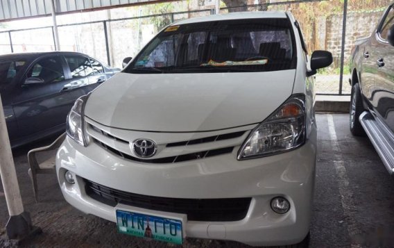 Selling White Toyota Avanza 2014 in Manila