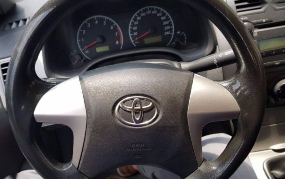 Selling Toyota Altis 2010 Manual Gasoline in Dasmariñas-3